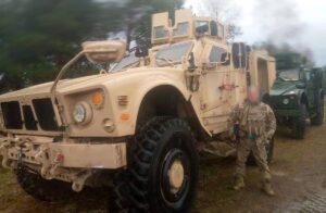 Морпіхи провели динамічний штурм ворожих позицій на бронемашині Oshkosh M-ATV