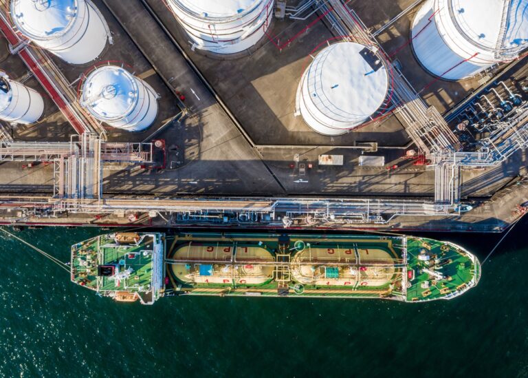 Китай рекордно наростив реекспорт газу через низький попит