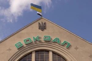 На вокзалах України замайорів біло-чорний прапор: що означають ці кольори