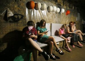 Дві стіни чи укриття: де безпечно перебувати під час повітряної тривоги