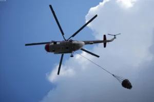Ліквідація наслідків обстрілу у Дарницькому районі: працює авіація та роботизована техніка