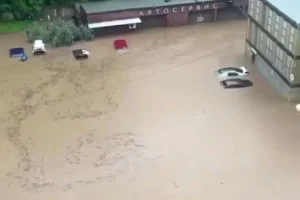 Москву затопило: паралізовано транспорт, люди пересуваються на човнах