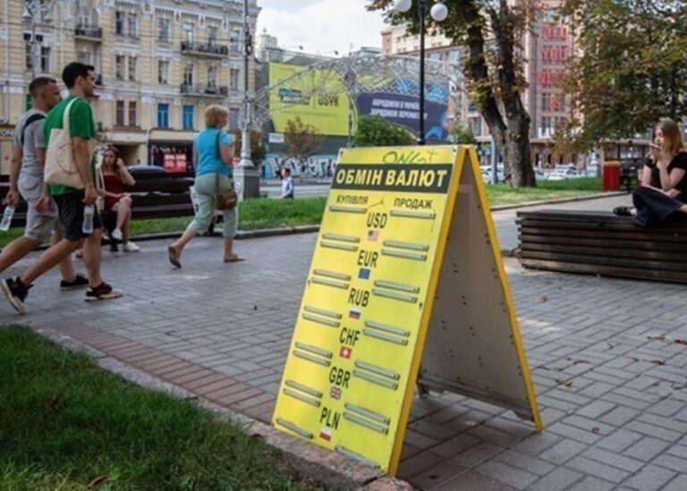 Офіційний курс долара зріс, євро – знижується