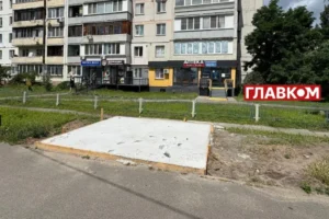 На Оболоні, попри боротьбу з МАФами, з’явився новий фундамент під кіоск (фото)