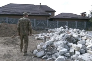 Доки військовий лікувався після поранення, невідомі знесли його будинок