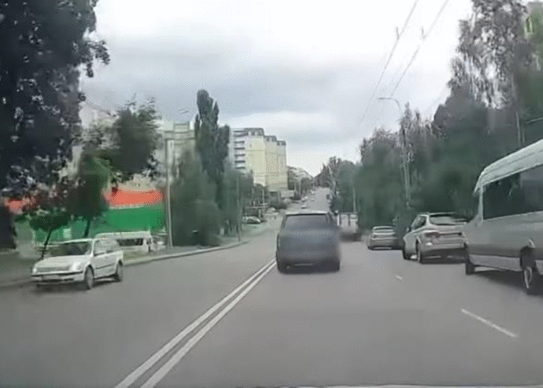 У Рівному п'яний водій врізався в магазин, тікаючи від патрульних