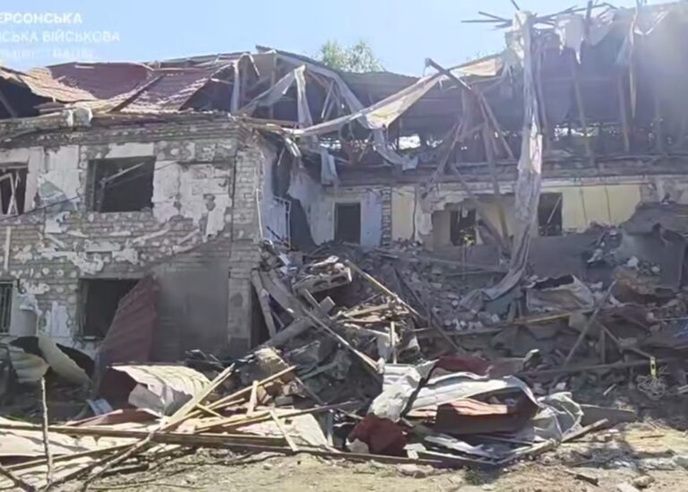 Зранку РФ вдарила по Херсону: є загиблі і поранені