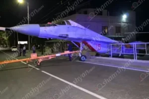 В Єревані російський винищувач врізався у стовп