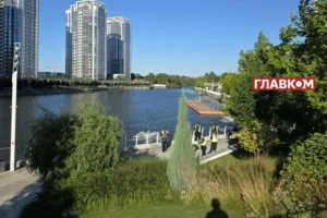 Поліція та комунальники оточили престижний ЖК на Осокорках (фото)