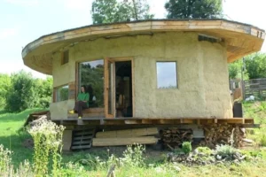 Харків’янка збудувала будинок зі сміття