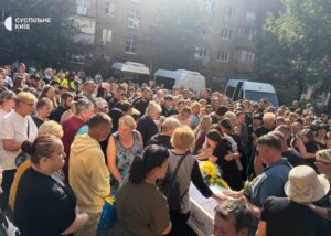 В Києві проводжають в останню дворічну Ангеліну та її маму