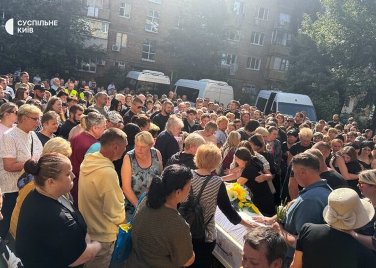 В Києві проводжають в останню дворічну Ангеліну та її маму