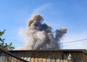Потужні прильоти у Донецьку: над містом видно дим
