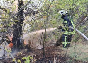 Рятувальники другу добу гасять пожежу на Хортиці