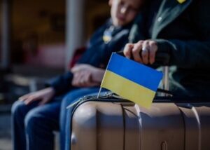 Стало відомо, скільки українців хоче виїхати за кордон на постійно