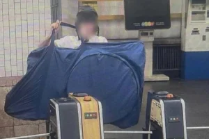Поліція затримала студента, який катався на велосипеді по ескалатору метро