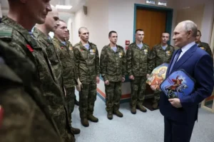 Путін з іконами провідав фейкових військових у шпиталі (фото, відео)