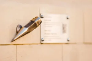 У Києві на Подолі з’явилася нова мініскульптура «Сила слова»