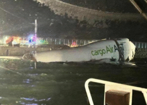 В аеропорту Гонконгу літак викотився у море, є загиблі