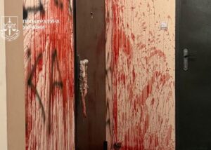 Облив двері колишньої дівчини кров’ю: у Києві суд виніс вирок чоловіку