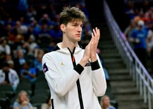 Найвищий баскетболіст зіграв свій перший студентський матч