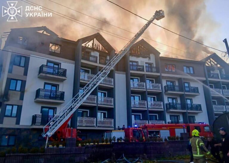 У Буковелі спалахнула пожежа в готелі