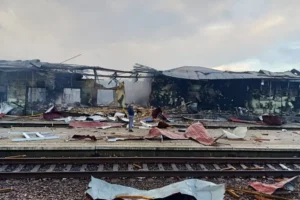 Наслідки атаки на залізничну інфраструктуру Сумщини й Харківщини: моторошні фото