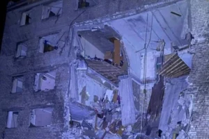 Запоріжжя: Російські снаряди влучили у гуртожиток, зруйновано кілька поверхів