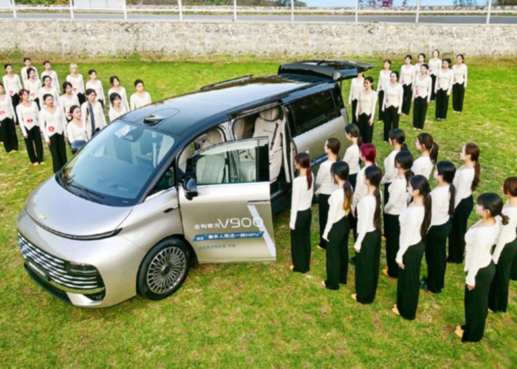 Китайський мінівен встановив рекорд Гіннеса, вмістивши 42 людини