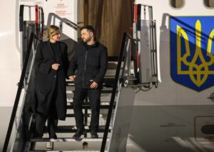 В ОП прокоментували переслідування дронами літака Зеленського