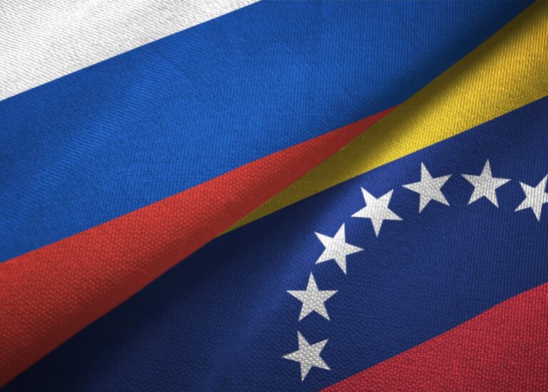 AP: РФ почала евакуацію сімей співробітників посольства у Венесуелі