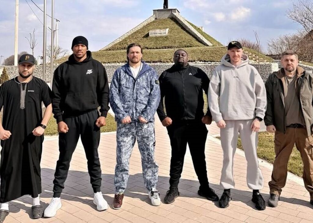 Усик прокоментував поїздку з Джошуа в Україну: Сильний батон