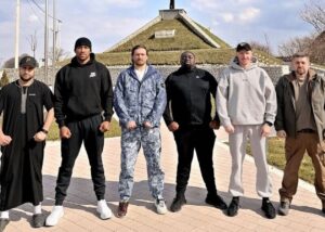 Усик прокоментував поїздку з Джошуа в Україну: Сильний батон