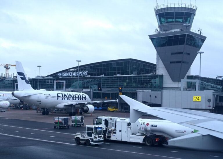 Два літаки, що летіли в РФ, приземлились у Фінляндії через атаку дронів