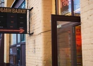 В обмінниках триває зниження долара і євро