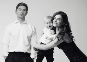 Остапчук із дружиною та сином покидає Україну