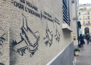 У Франції оголосили вироки групі молдаван за "українські" графіті з трунами