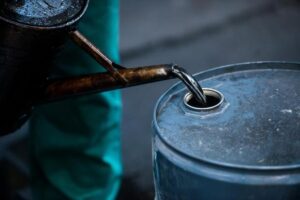Ніж у спину: Один з найбільших покупців російської нафти скорочує імпорт до мінімуму