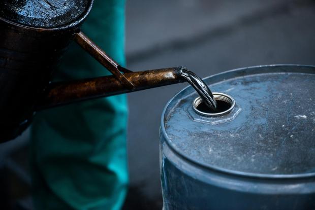 Ніж у спину: Один з найбільших покупців російської нафти скорочує імпорт до мінімуму