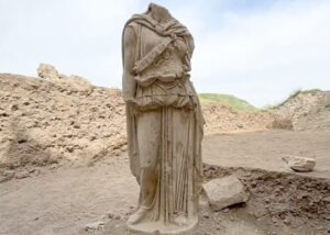 У Туреччині знайшли унікальну двометрову статую Афіни
