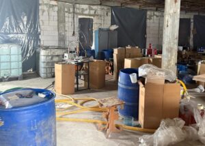 У Києві "елітний" алкоголь розливали у підпільному цеху