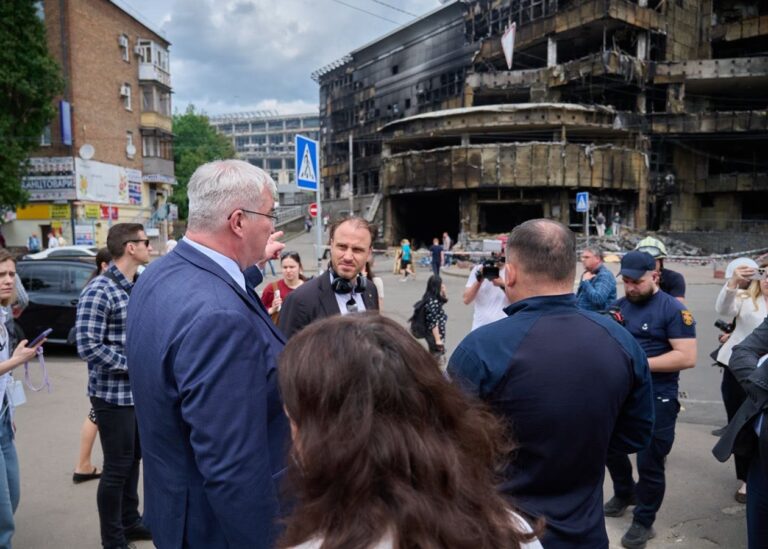 Іноземні дипломати відвідали місця ударів у Києві