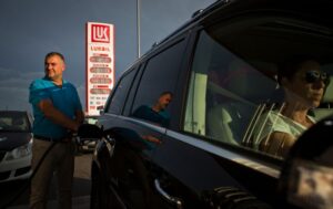 У Севастополі паливна криза: дефіцит бензину, черги на АЗС і ліміти на продаж