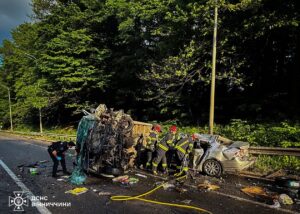 Під Вінницею зіткнулися три легковики й вантажівка