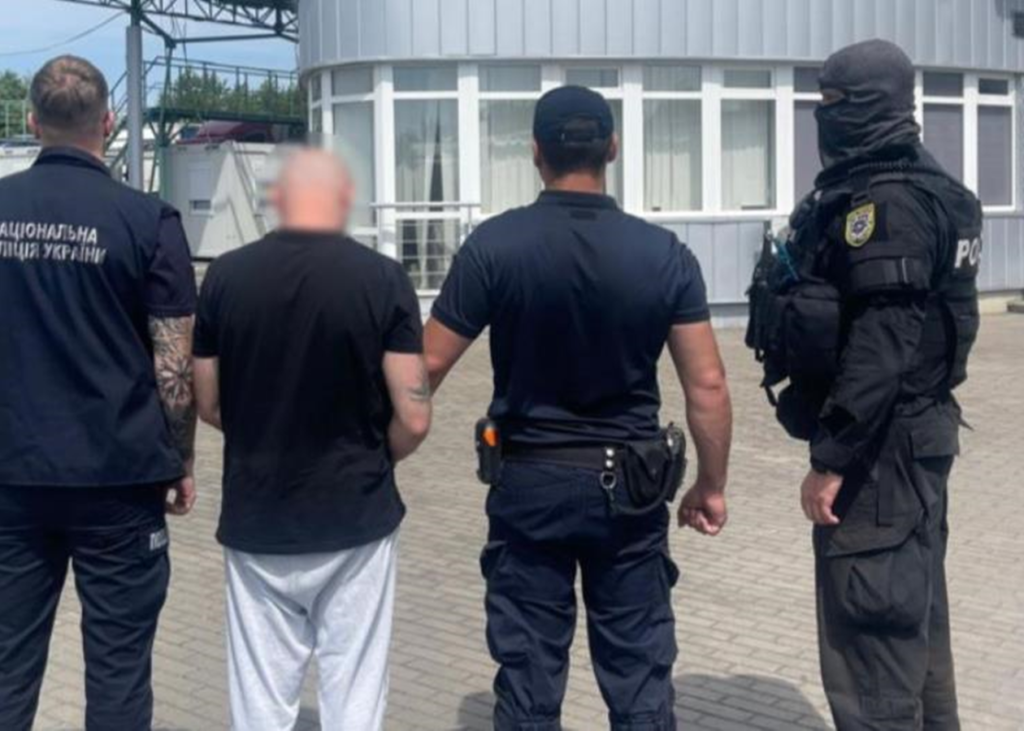 До України зі Словаччини екстрадували організатора озброєної банди