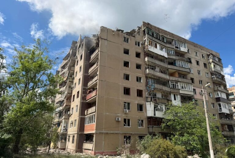 Три ФАБи по житлових будинках: Росія влаштувала новий кривавий удар по Донеччині, є поранені