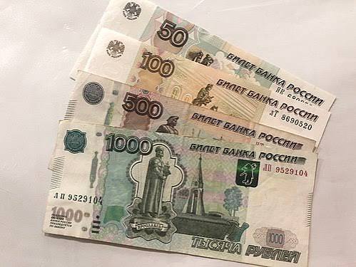 Суцільні “ножі в спину” Кремля: Найближчі сусіди РФ одночасно ускладнили умови прийому російських рублів