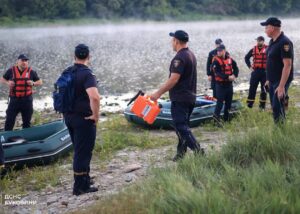 Трагедія на Дністрі: з річки дістали тіла дорослого та двох дітей
