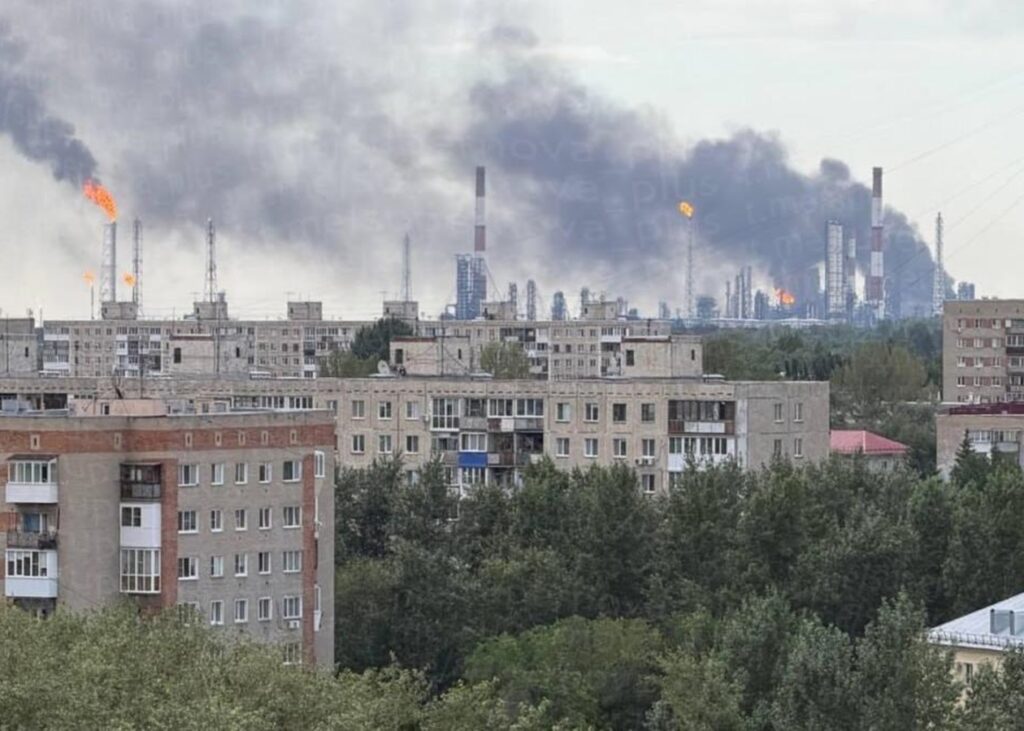 Дрони вперше атакували найбільший НПЗ в Росії