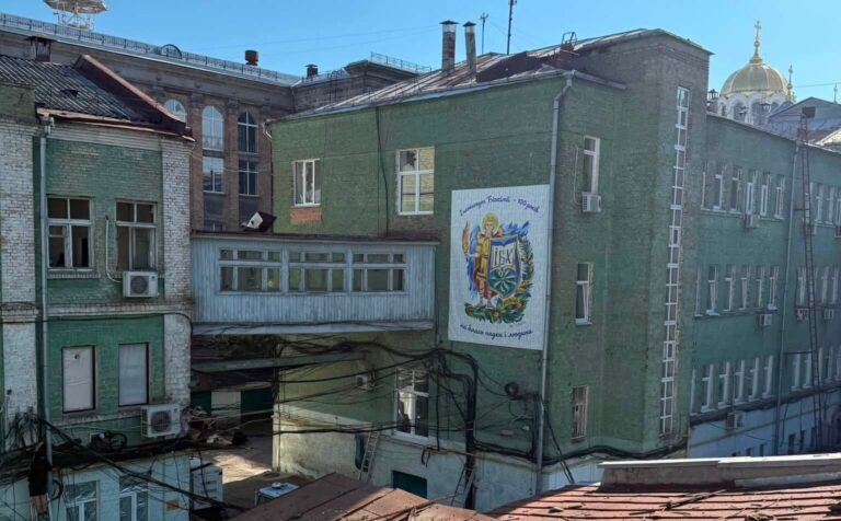 Росія “знайшла біолабораторію”: у Києві після атаки загорівся Інститут біохімії НАН України